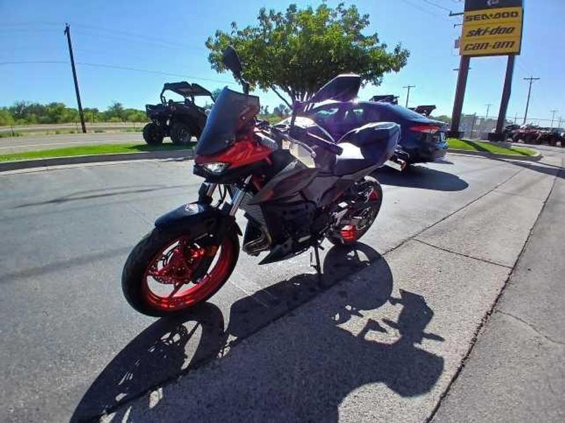 New 2025 Kawasaki Z500 SE ABS 