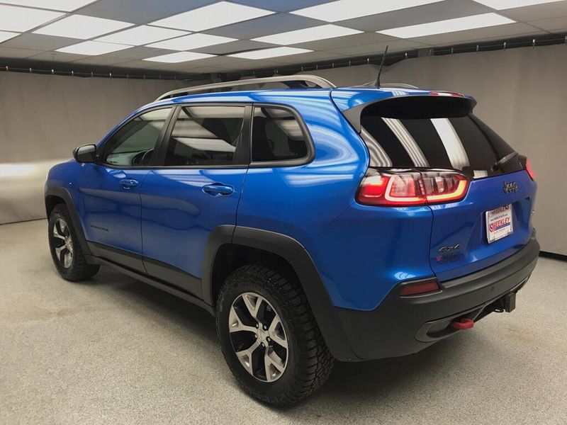 Used 2019 Jeep Cherokee TrailhawkImage 2