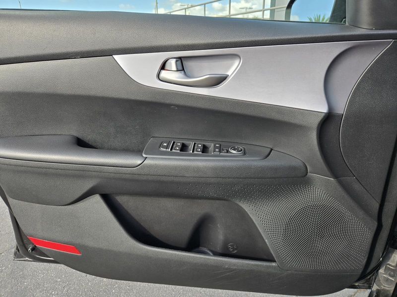 2022 Kia Forte LXS photo 17