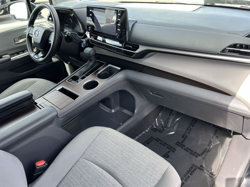 2023 Toyota Sienna LEImage 11