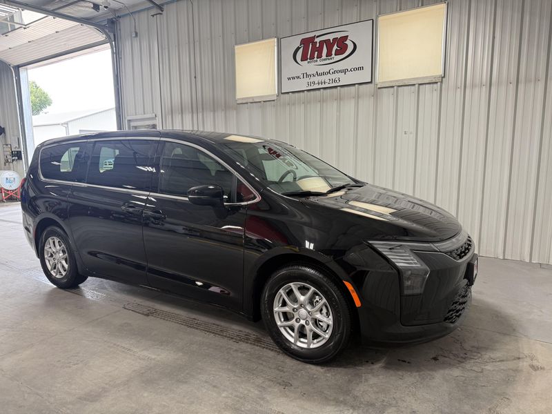 New 2027 Chrysler Pacifica SelectImage 1