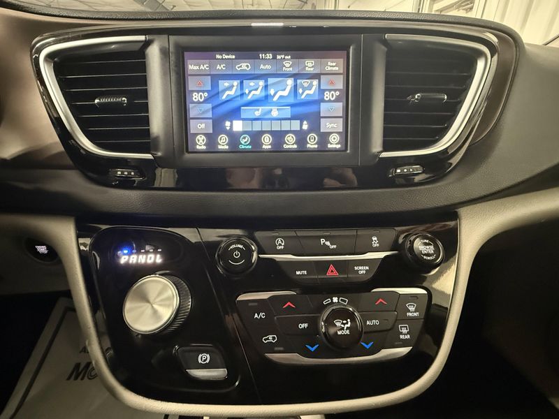 Used 2019 Chrysler Pacifica Touring LImage 32