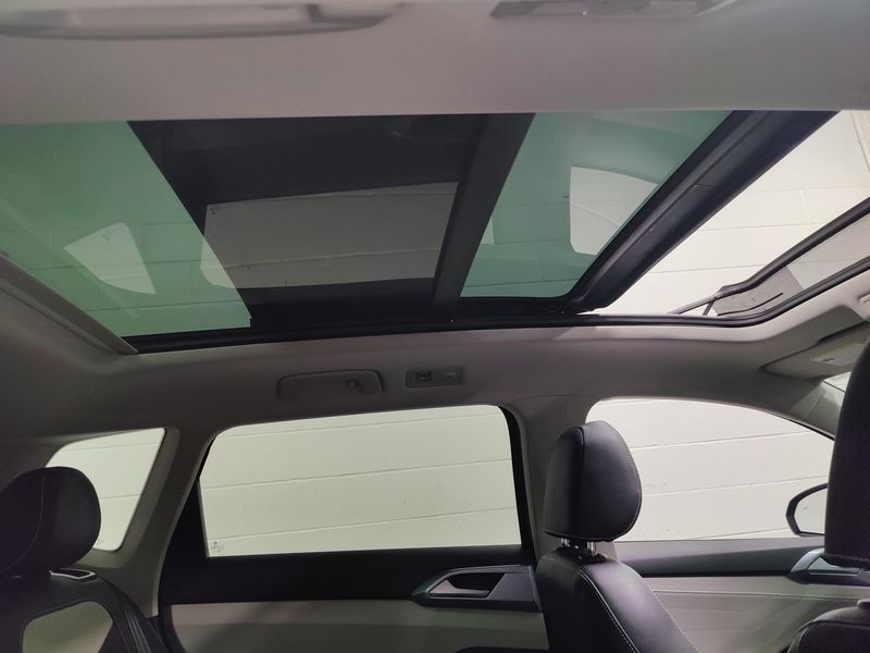 Used 2025 Volkswagen Taos SEL AWD w/Sunroof & NavImage 7