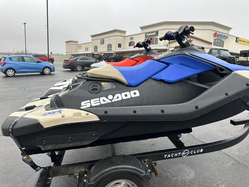 2025 SEADOO SPARK TRIXX FOR 1 WITH SOUND SYSTEM SAND AND DAZZLING BLUE Image 1