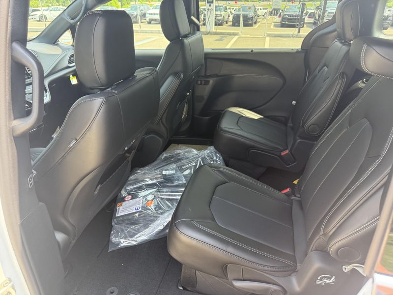 Used 2025 Chrysler Pacifica Select