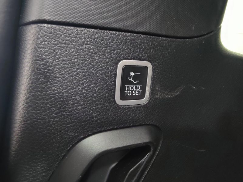2023 Jeep Wagoneer 5.7L V6 4X4 w/Sunroof & NavImage 13