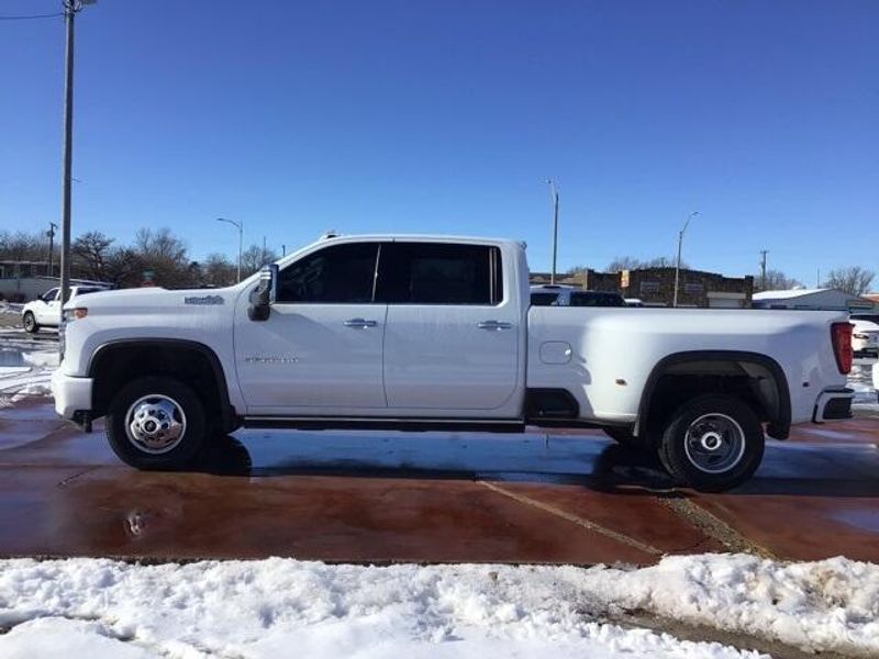 2022 Chevrolet Silverado 3500HD High CountryImage 2