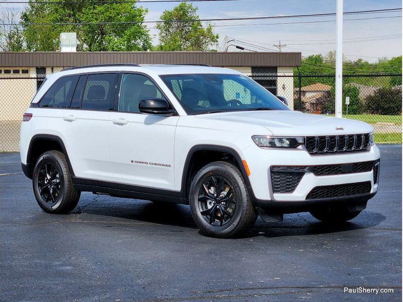 New 2026 Jeep Grand Cherokee Laredo Altitude 4x4