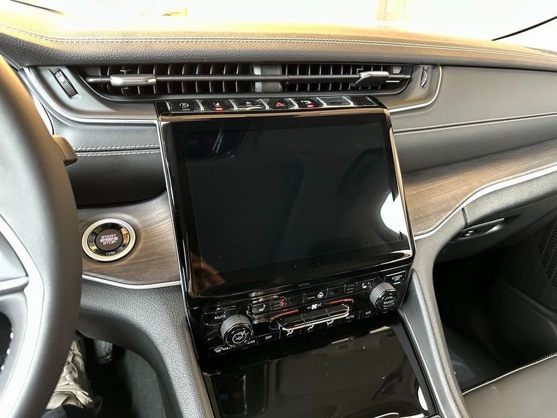 2024 Jeep Grand Cherokee L Limited 4x4Image 3