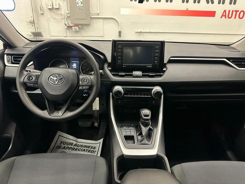 2022 Toyota RAV4 LE photo 15