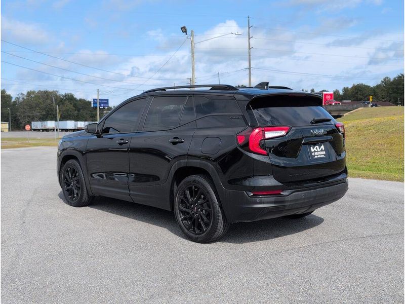 Used 2024 GMC Terrain SLEImage 3