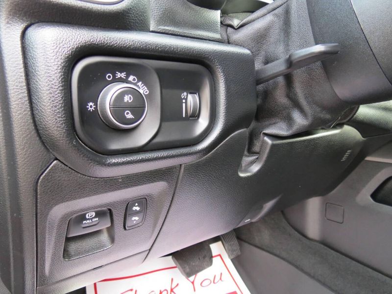 Used 2021 RAM 1500 Big Horn 4x4 4dr Crew Cab 5.6 ft. SB PickupImage 12