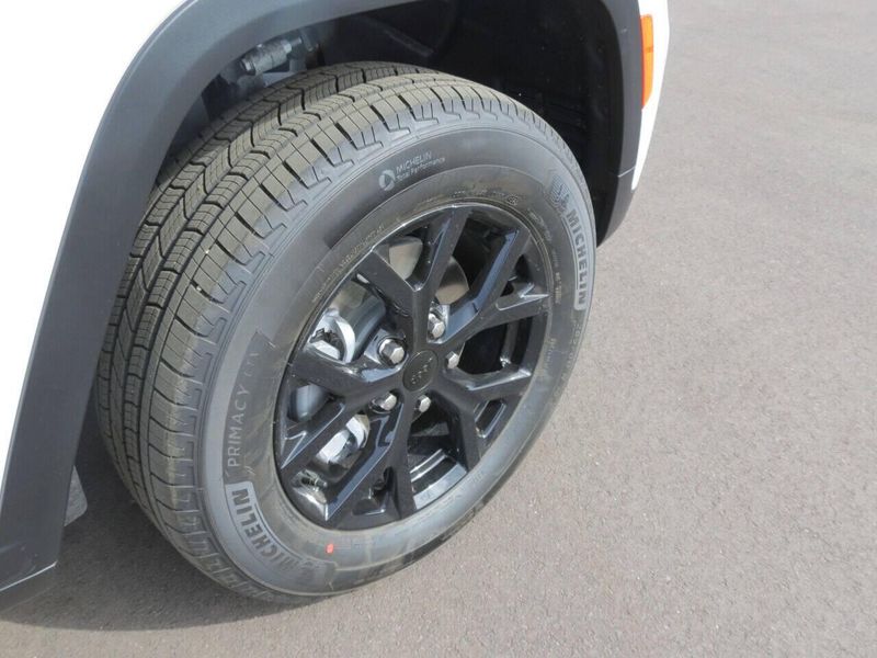 Used 2025 Jeep Grand Cherokee Altitude 4x4 4dr SUVImage 8