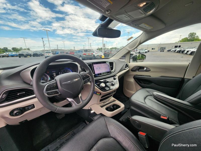 Used 2022 Chrysler Pacifica Touring L