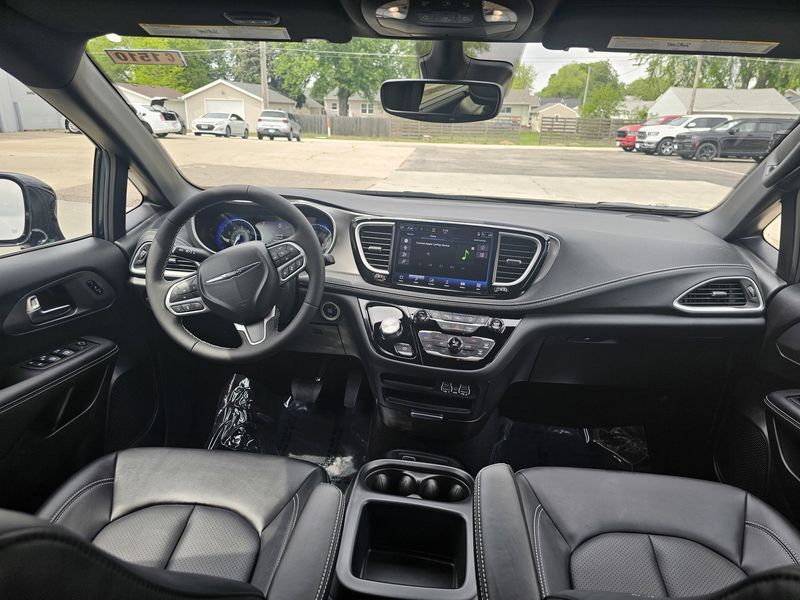 2025 Chrysler Pacifica SelectImage 13
