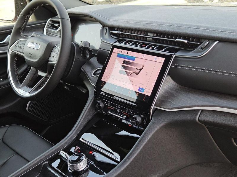 2025 Jeep Grand Cherokee L Limited 4x4Image 10