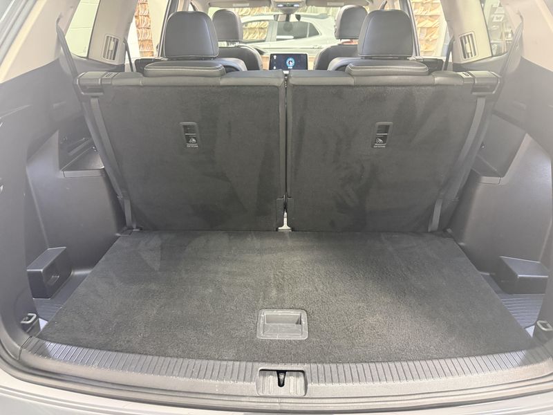 Used 2025 Volkswagen Atlas SE AWD w/Technology & SunroofImage 13