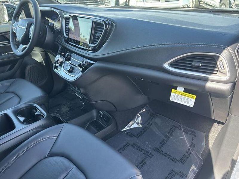 New 2026 Chrysler Pacifica SelectImage 13