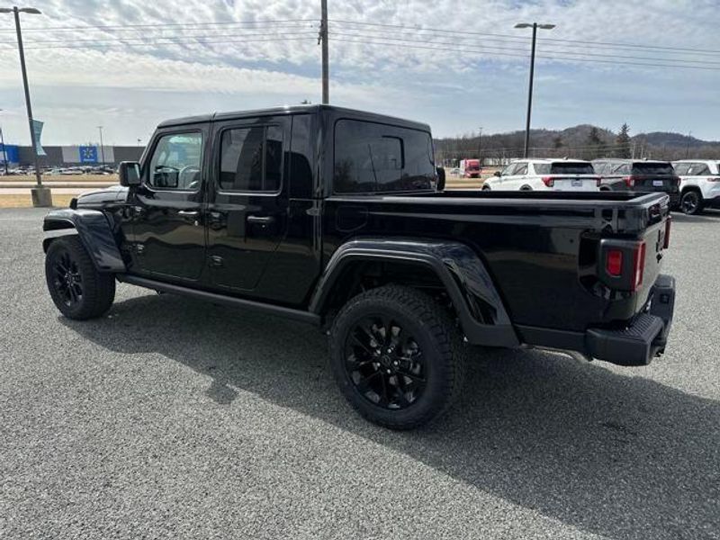 2025 Jeep Gladiator Sport photo 3