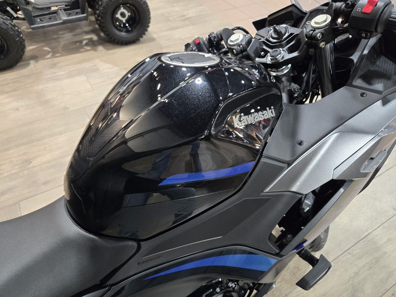 2025 Kawasaki NINJA 500 SE ABS METALLIC FLAT SPARK BLACK AND METALLIC SPARK BLACK Image 12