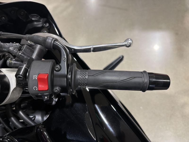Used 2025 Yamaha YZF-R7 CA Image 24
