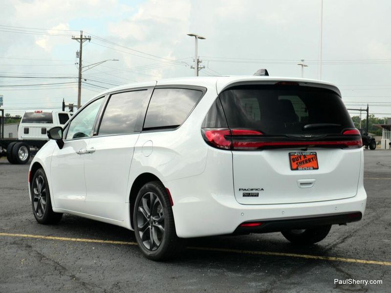 New 2026 Chrysler Pacifica Select
