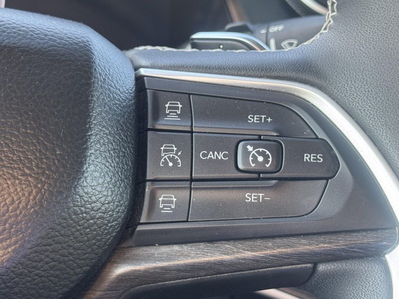 Used 2024 Jeep Grand Cherokee L LimitedImage 25