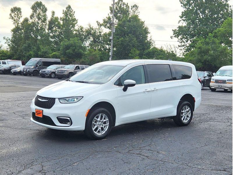 Used 2023 Chrysler Pacifica Touring L