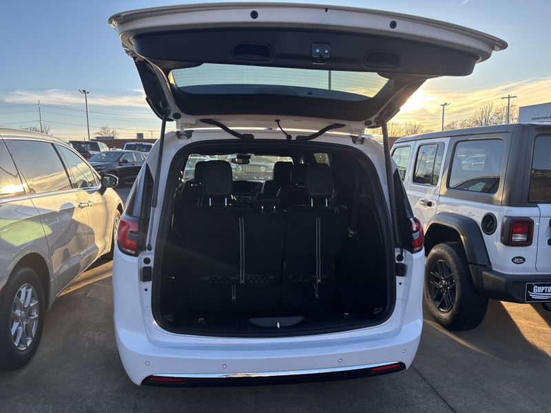 New 2026 Chrysler Pacifica SelectImage 8