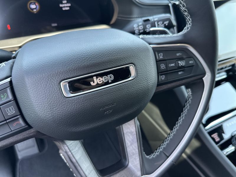New 2025 Jeep Grand Cherokee L Limited 4x4Image 28