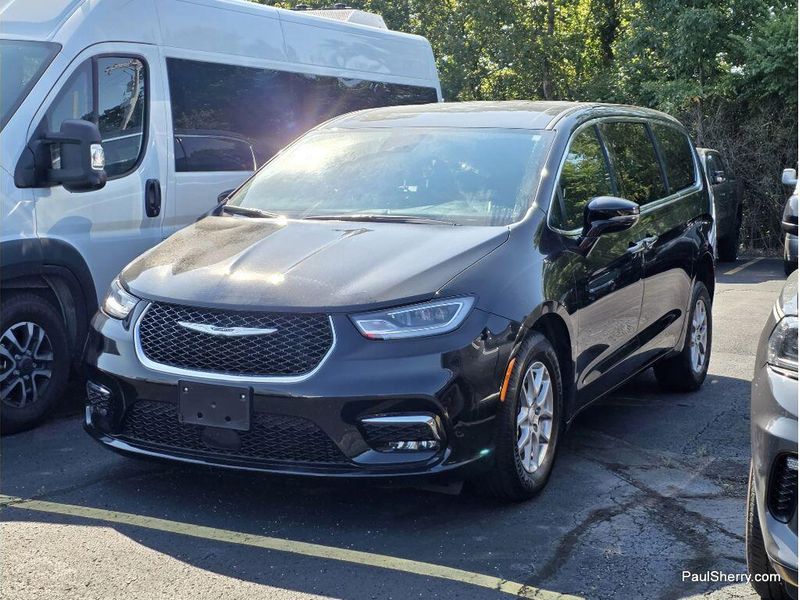 Used 2026 Chrysler Pacifica Select