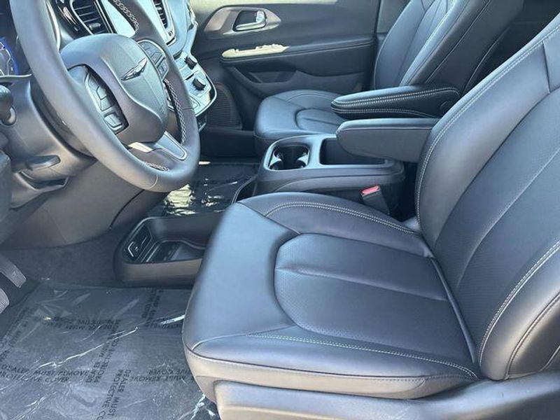 New 2026 Chrysler Voyager LxImage 17