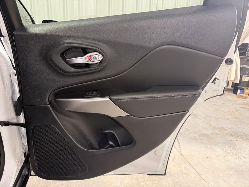 Used 2022 Jeep Cherokee LimitedImage 8