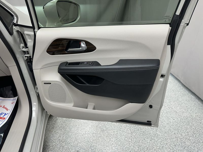 Used 2021 Chrysler Pacifica LimitedImage 14
