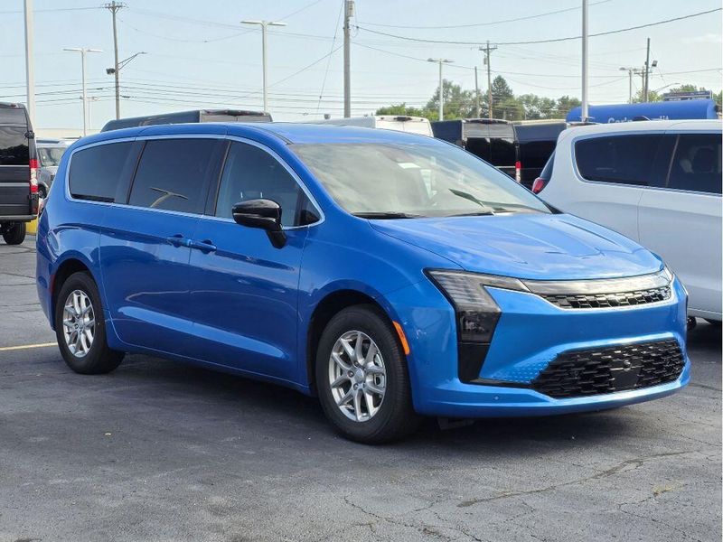 New 2027 Chrysler Pacifica Select
