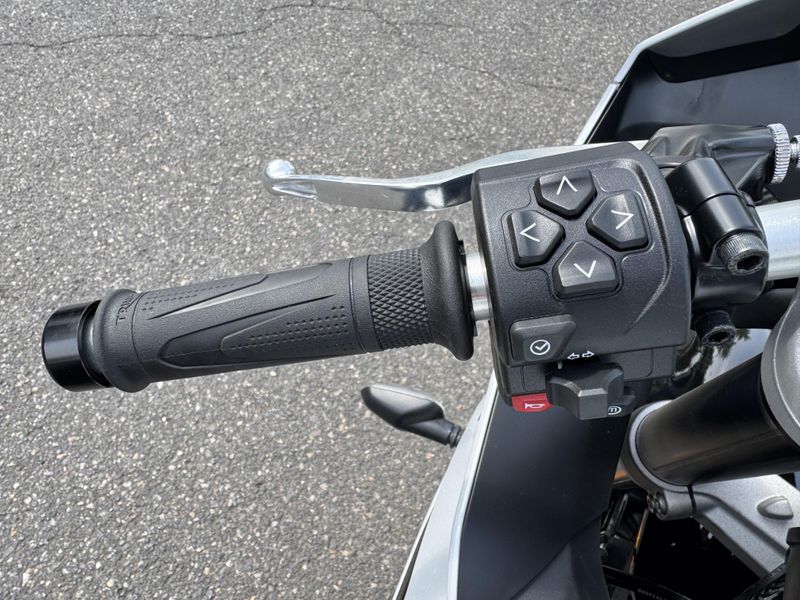2025 Triumph Daytona 660 - SNOWDONIA WHITE - SAPPHIRE BLACK 