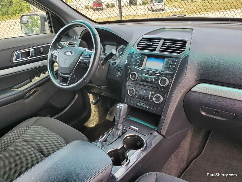 Used 2017 Ford Explorer XLTImage 3
