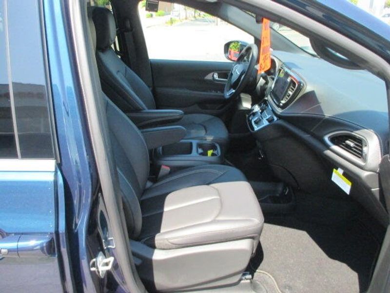 New 2025 Chrysler Pacifica SelectImage 25