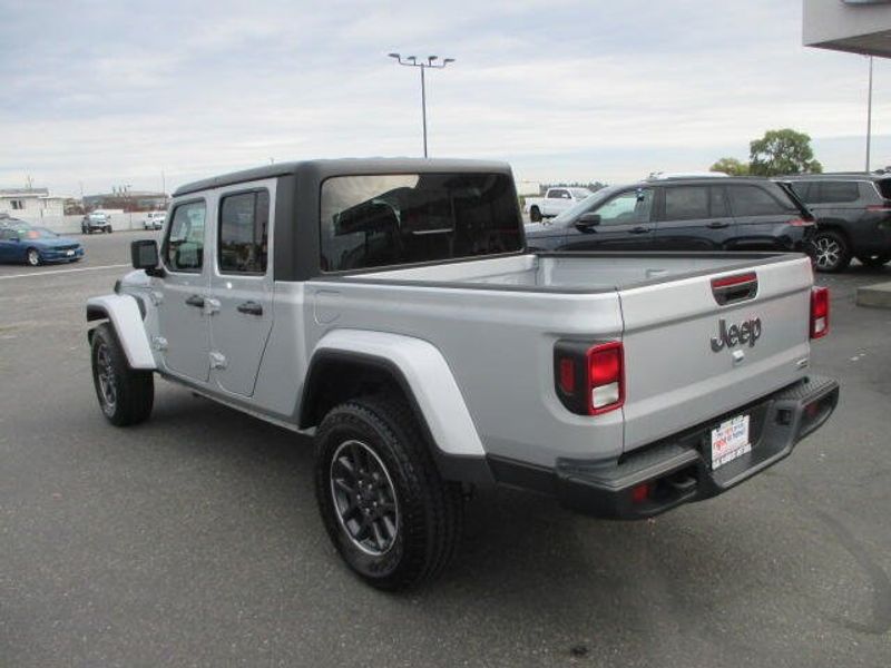 Used 2023 Jeep Gladiator OverlandImage 10