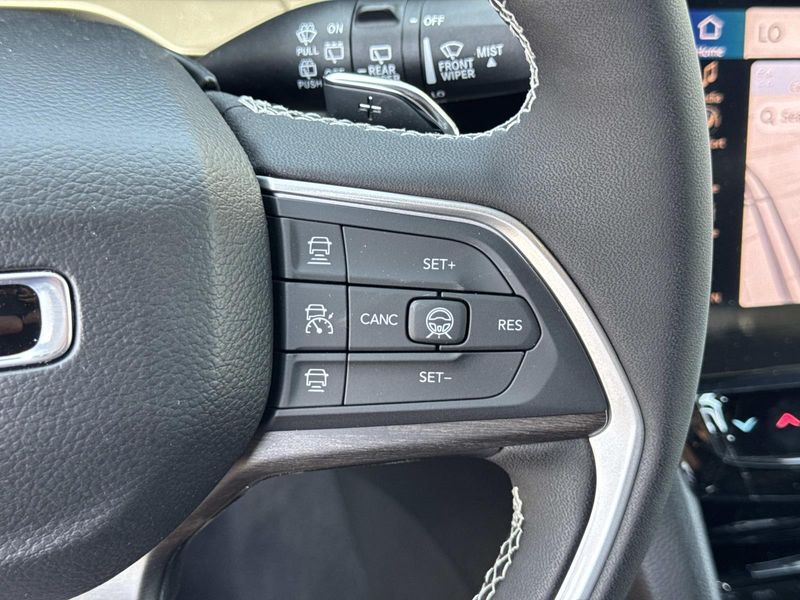 New 2026 Jeep Grand Cherokee Laredo Altitude 4x2