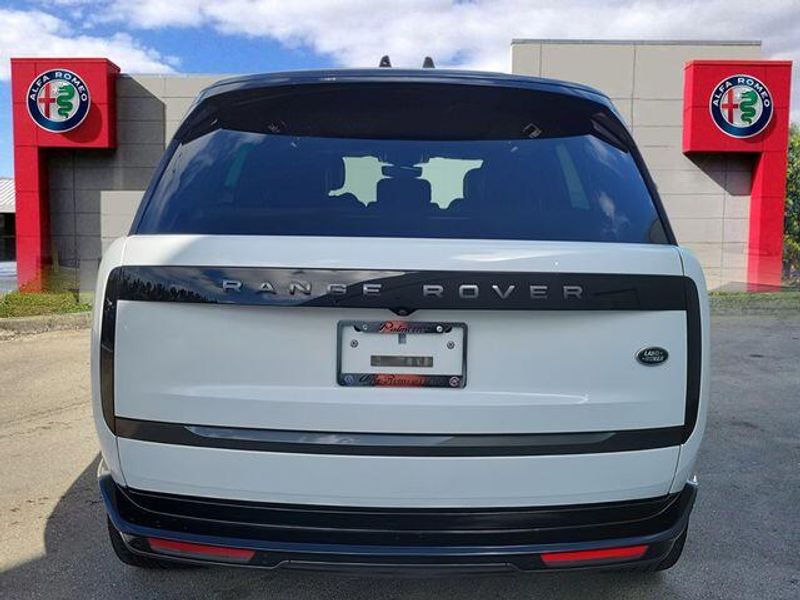 2023 Land Rover Range Rover SE photo 4