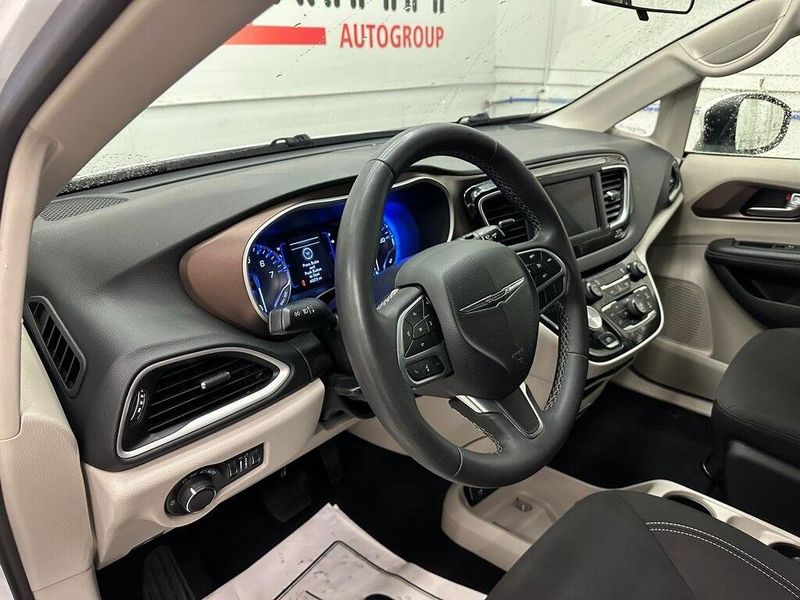 2022 Chrysler Voyager LXImage 19