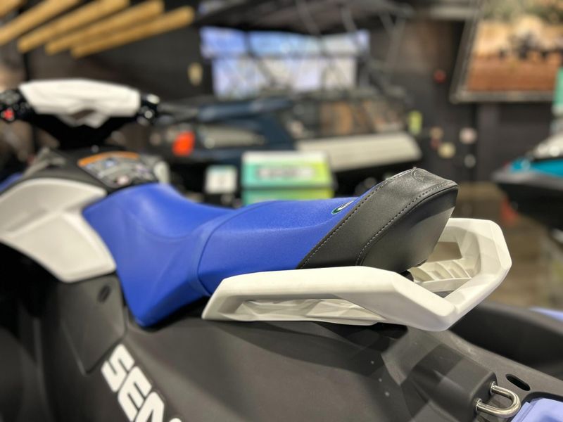 New 2025 Sea-Doo SPARK FOR 2 90 CONVENIENCE PACKAGE (SOUND SYSTEM) Image 15