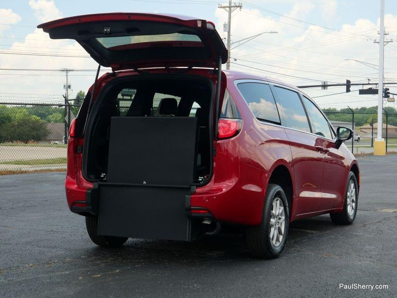 New 2025 Chrysler Voyager LXImage 21