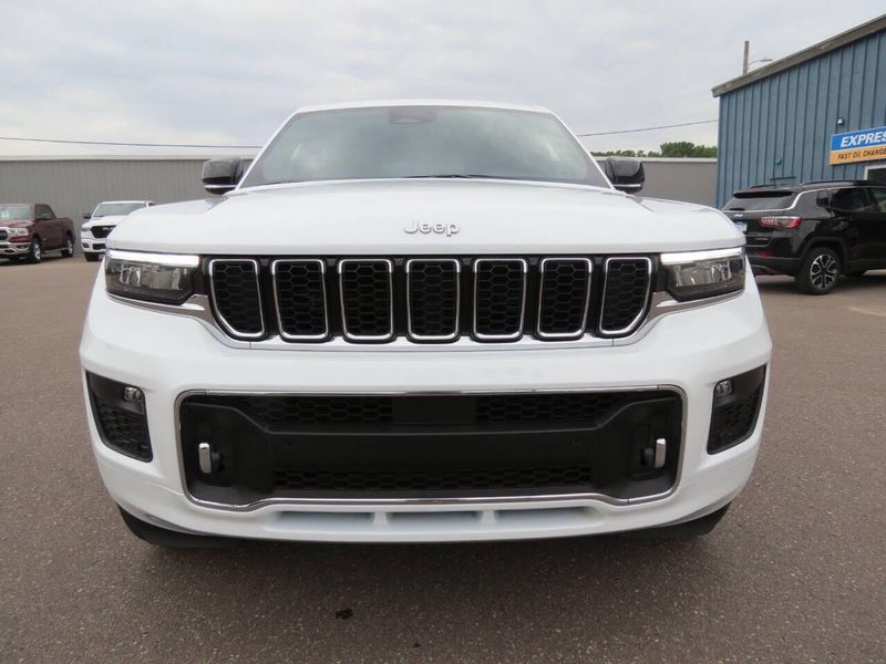 Used 2025 Jeep Grand Cherokee L Overland 4x4 4dr SUVImage 4
