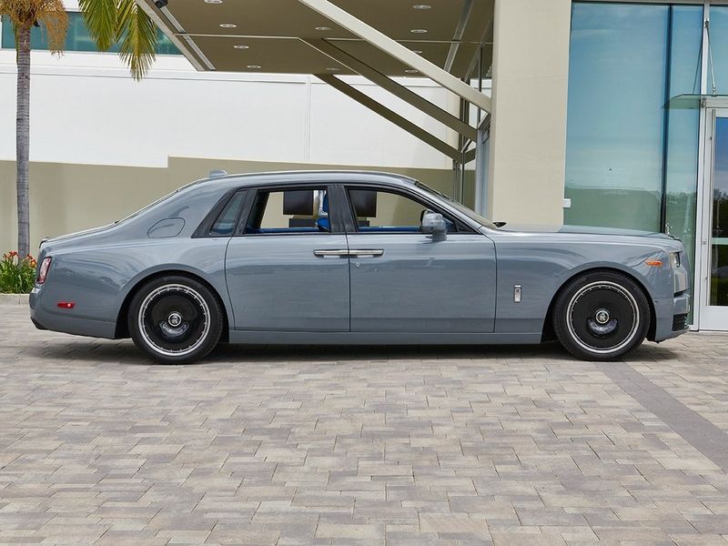 2023 Rolls-Royce Phantom BaseImage 9