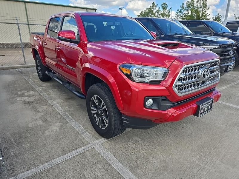 2016 Toyota Tacoma TRD Sport photo 2