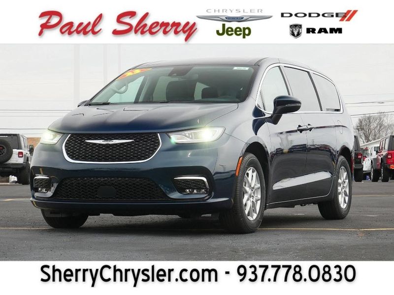 2023 Chrysler Pacifica Touring LImage 1