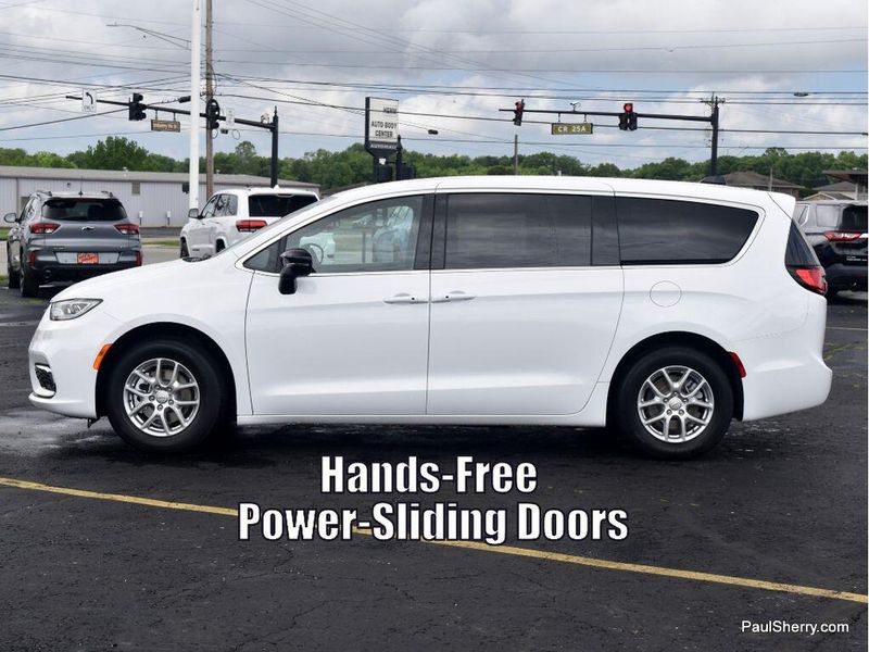 New 2025 Chrysler Pacifica SelectImage 10