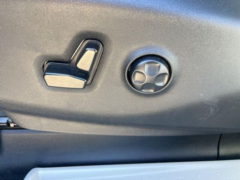 2023 Chrysler Pacifica Touring LImage 12